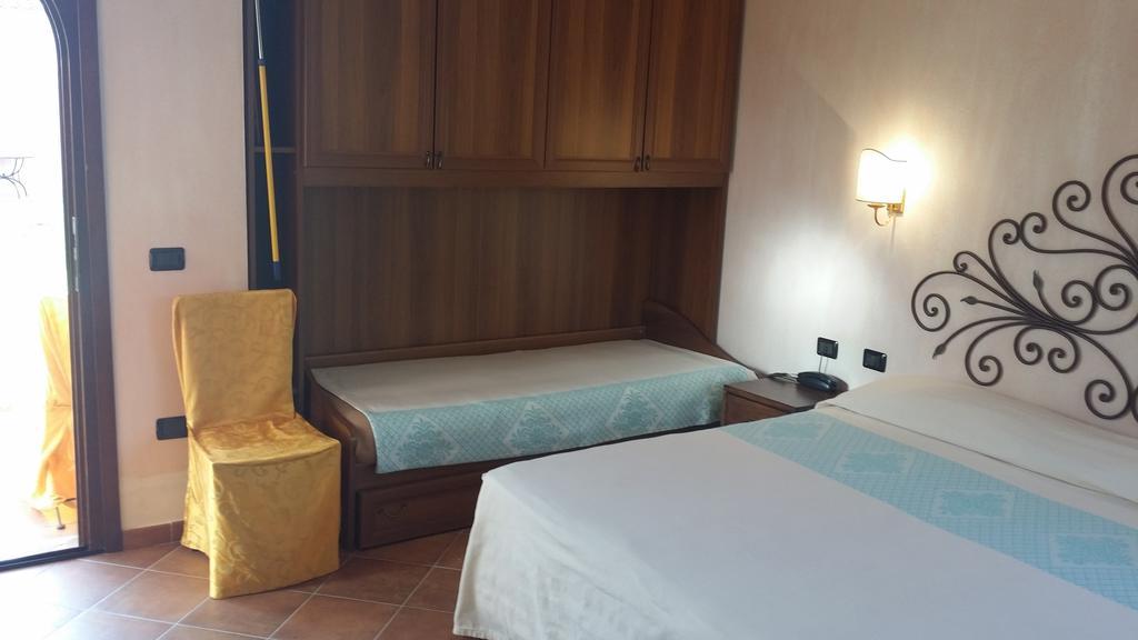 Hotel Ristorante La Tana Di Li Mazzoni Trinita d'Agultu e Vignola Exterior photo