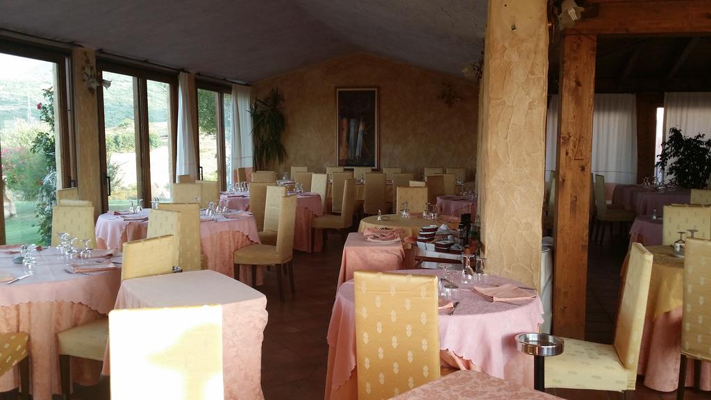 Hotel Ristorante La Tana Di Li Mazzoni Trinita d'Agultu e Vignola Room photo