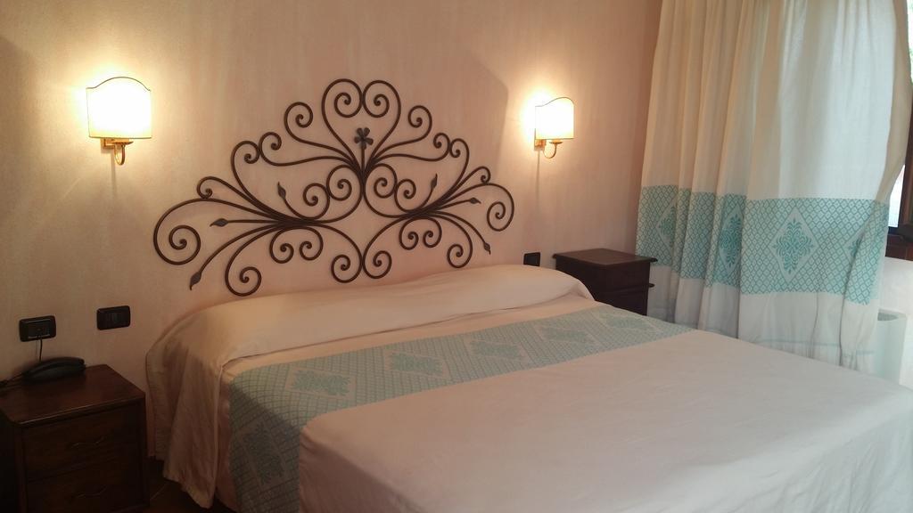 Hotel Ristorante La Tana Di Li Mazzoni Trinita d'Agultu e Vignola Room photo