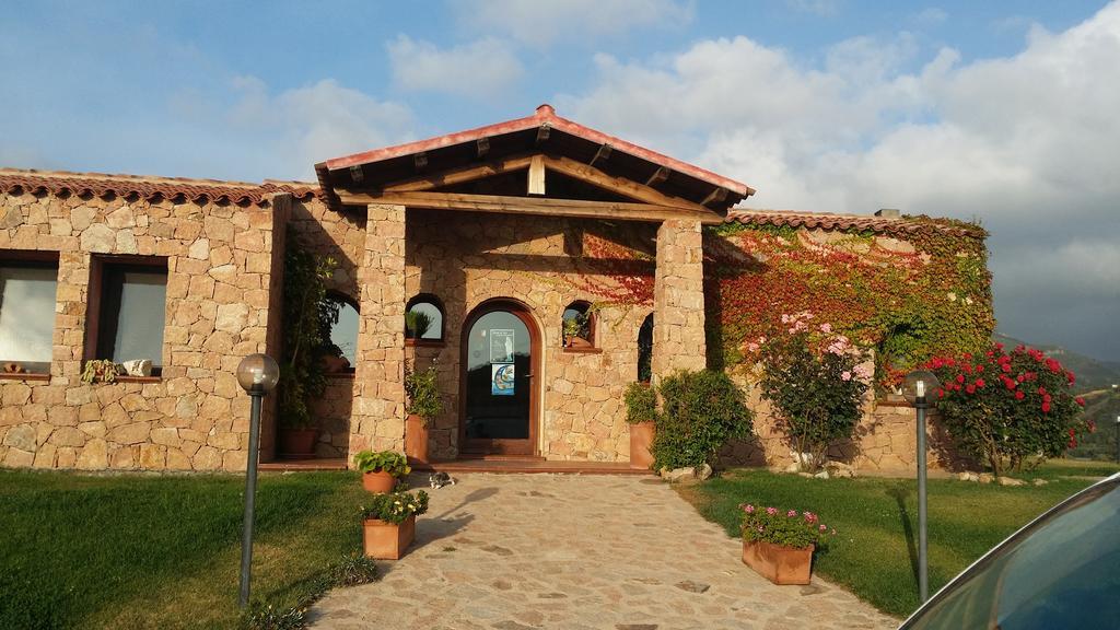 Hotel Ristorante La Tana Di Li Mazzoni Trinita d'Agultu e Vignola Exterior photo