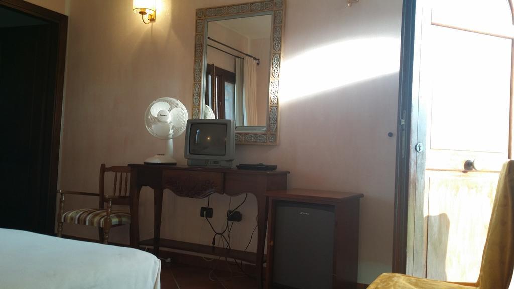 Hotel Ristorante La Tana Di Li Mazzoni Trinita d'Agultu e Vignola Exterior photo